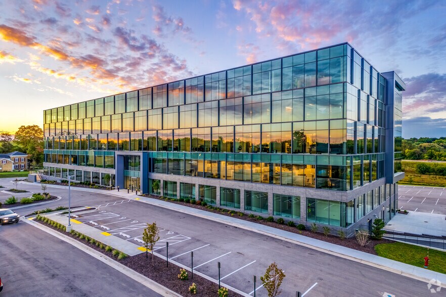 More Photos Of 17335 Golf Pkwy, Brookfield Office For Lease