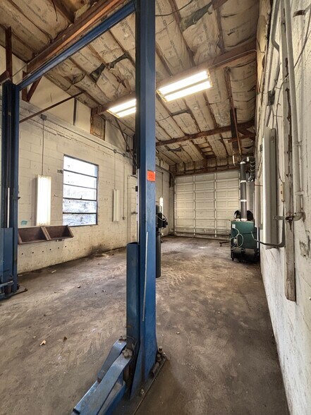 More Photos Of 25215 Vista Rd, Hollywood Flex For Lease