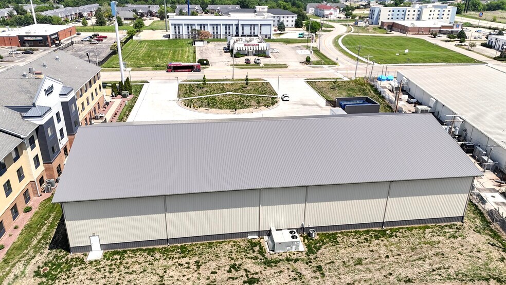 More Photos Of 1008 Wylie Dr, Bloomington Industrial For Sale