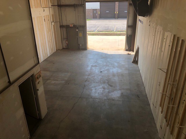 More Photos Of 189 Poplar Pl, North Aurora Warehouse For Lease