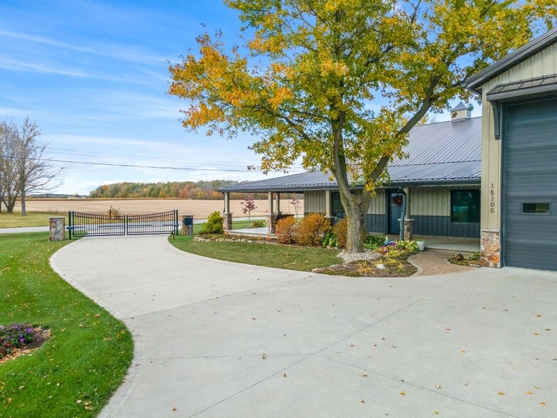 More Photos Of 15306 Covington Rd, Fort Wayne Flex For Sale
