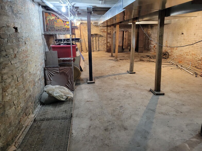 More Photos Of 90 E Jefferson St, Franklin Specialty For Lease