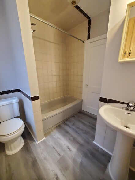 More Photos Of 170 Simcoe St S, Oshawa Apartments For Sale