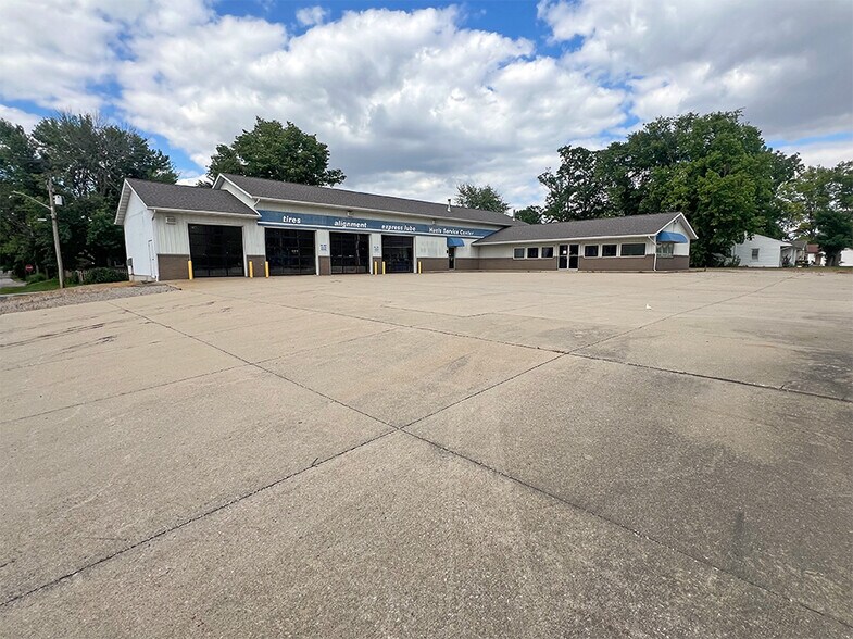 Primary Photo Of 391 Franklin St, Carlyle Auto Repair For Sale