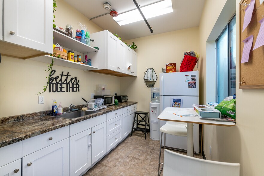 More Photos Of 700 E Green St, Pasadena Storefront For Lease