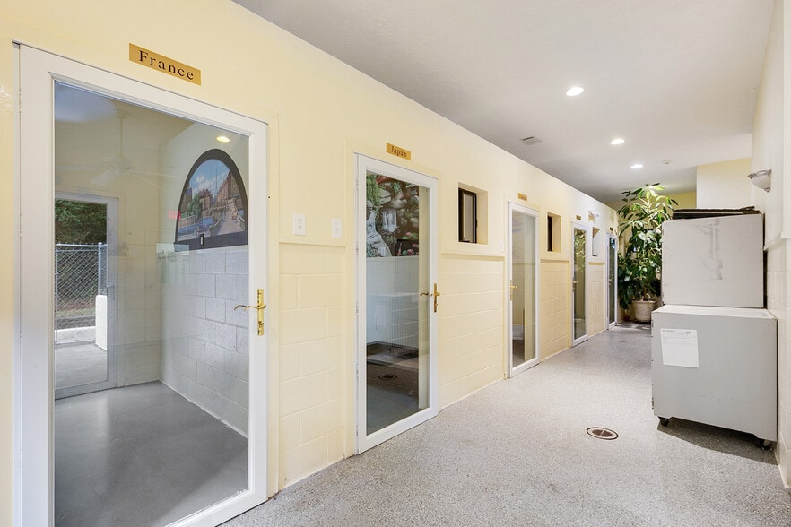 More Photos Of 22 Jefferson Pl, Newnan Veterinarian Kennel For Sale