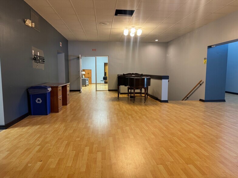 More Photos Of 838 S Fisk St, Green Bay Funeral Home For Sale
