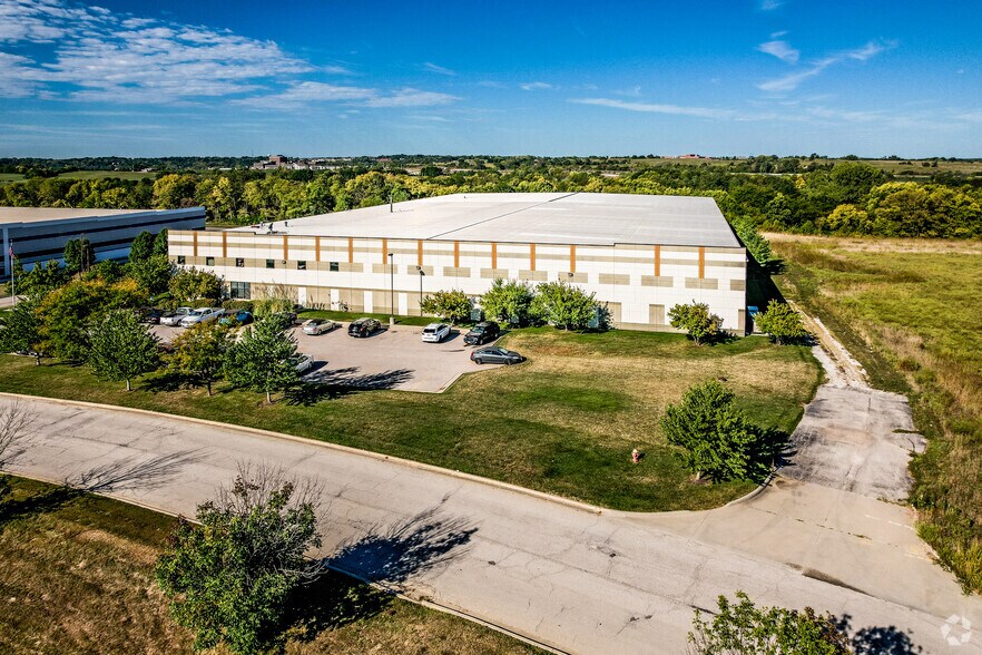 More Photos Of 3155 W Heartland Dr, Liberty Warehouse For Lease