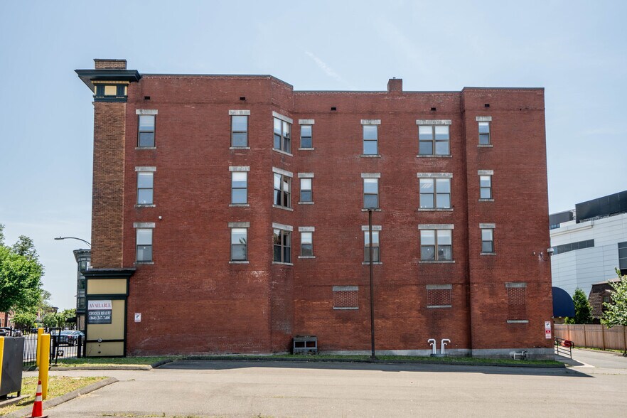 More Photos Of 29 Main St, Hartford Office Residential For Sale