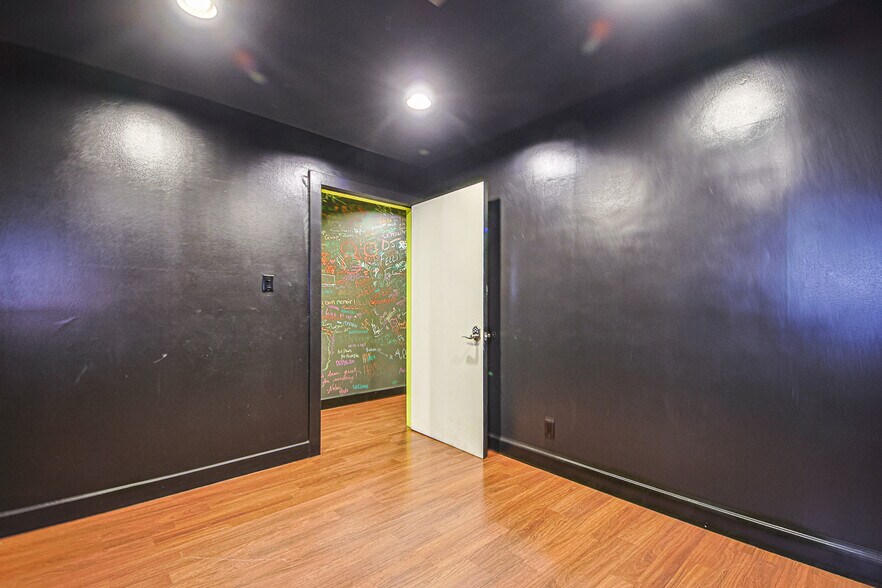 More Photos Of 10800 Ventura Blvd, Studio City Loft Creative Space For Lease