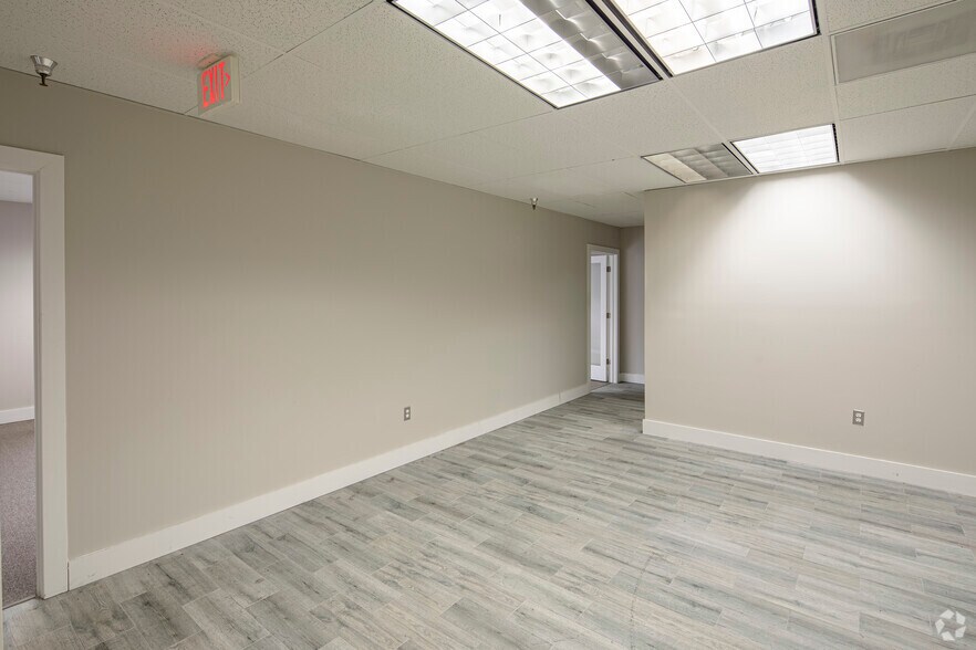 More Photos Of 2560 Huntington Ave, Alexandria Office For Lease