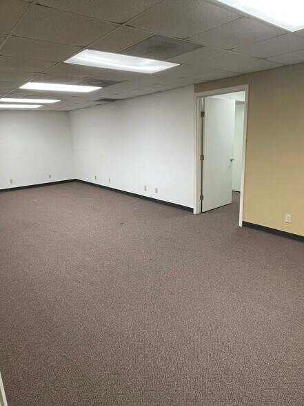 More Photos Of 7456 Reindeer Trl, San Antonio Warehouse For Lease
