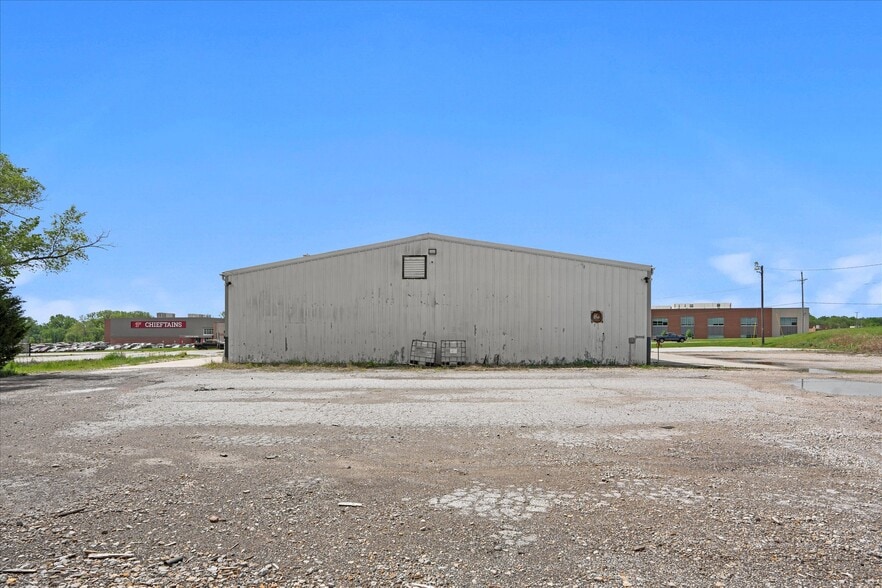 More Photos Of 325 E State Ave, Tonganoxie Auto Dealership For Lease