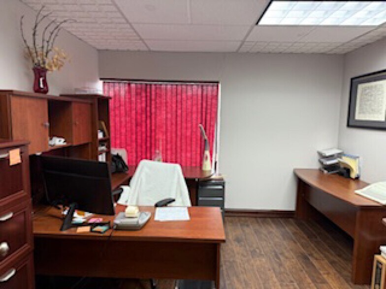 More Photos Of 1877 Orchard Lake Rd, Sylvan Lake Medical For Sale