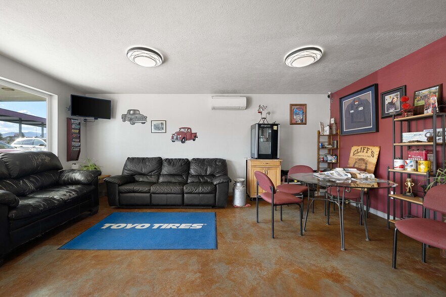 More Photos Of 402 N Pyfer St, Whitehall Office For Sale