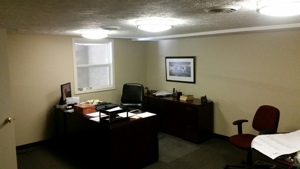 More Photos Of 1236-1248 Royal Dr, Papillion Warehouse For Lease