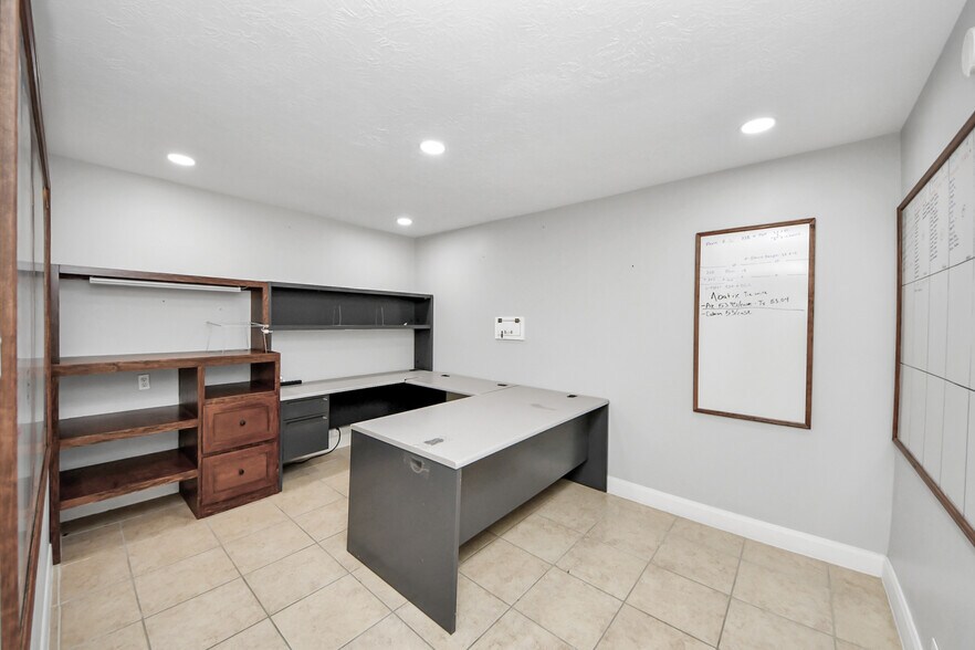 More Photos Of 2001 John St, Pasadena Office For Sale