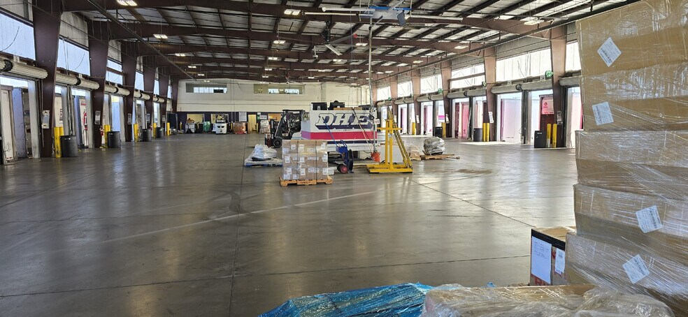 More Photos Of 2700 S 52nd Ave, Phoenix Truck Terminal For Lease
