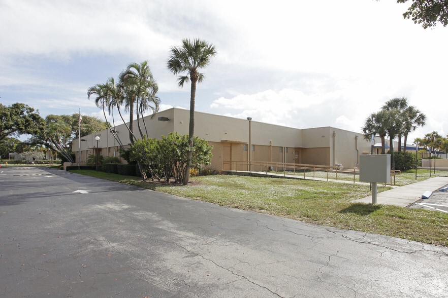 More Photos Of 2800 Gateway Dr, Pompano Beach Manufacturing For Lease