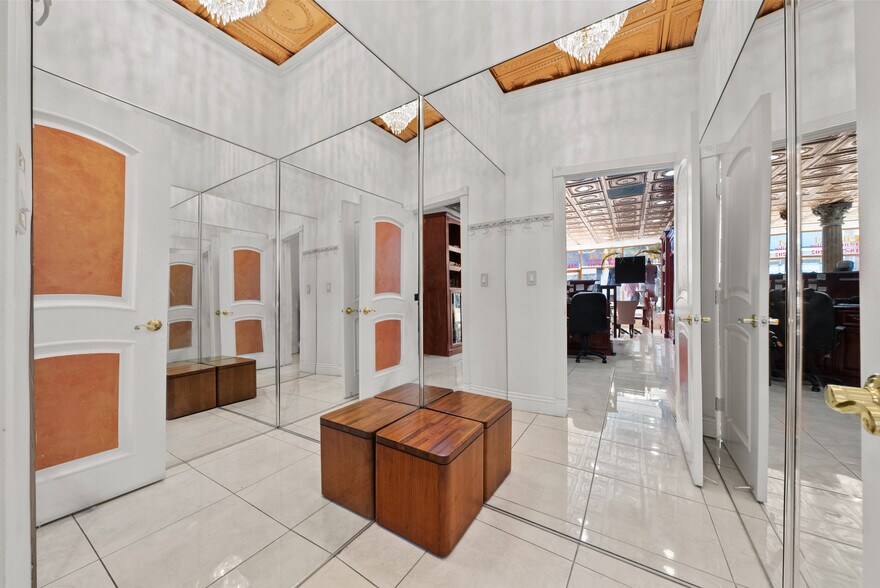 More Photos Of 12437 Ventura Blvd, Studio City Storefront For Lease