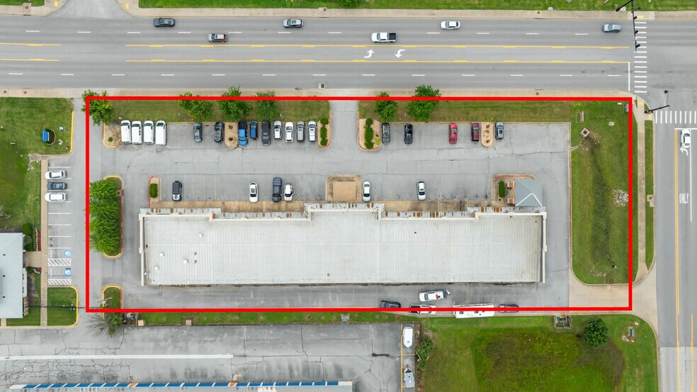 More Photos Of 2200 SE J St, Bentonville Storefront For Lease