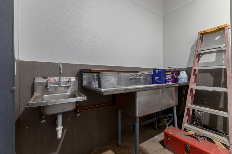 More Photos Of 2533 N 16th St, Phoenix Showroom For Sale