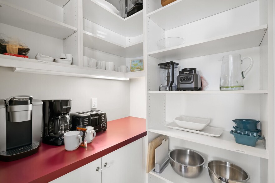 More Photos Of 74 San Francisco St, Avila Beach Flex For Sale