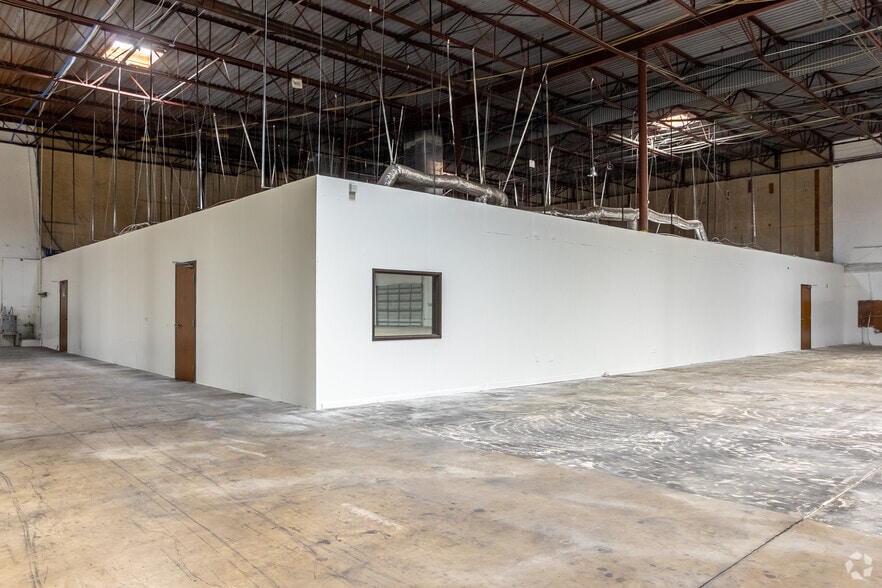 More Photos Of 2213 E Pioneer Dr, Irving Manufacturing For Lease