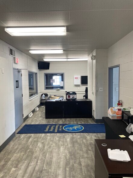 More Photos Of 1919 Plantation Rd, Roanoke Truck Terminal For Lease