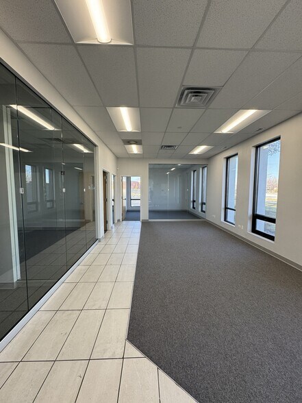 More Photos Of 1000 Lively Blvd, Elk Grove Village Warehouse For Lease