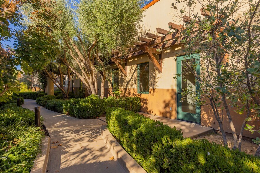 More Photos Of 407 Bryant Cir, Ojai Office For Sale