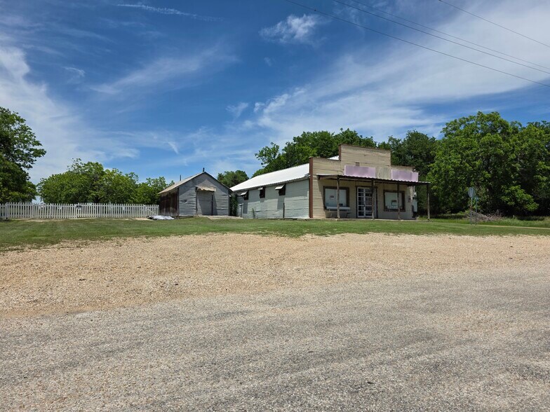 More Photos Of 110 County Road 421, Thorndale Freestanding For Sale