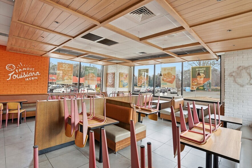 More Photos Of 6107 The Plaza, Charlotte Freestanding For Lease