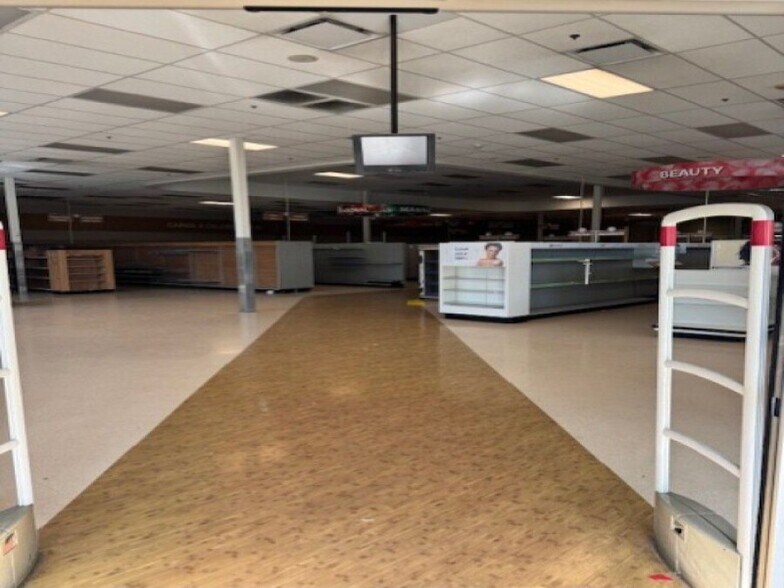 More Photos Of 63033 Van Dyke Rd, Washington Freestanding For Lease