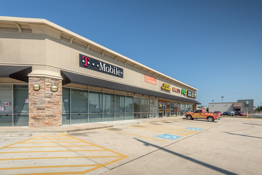 More Photos Of 5240-5392 W 34th St, Houston General Retail For Lease