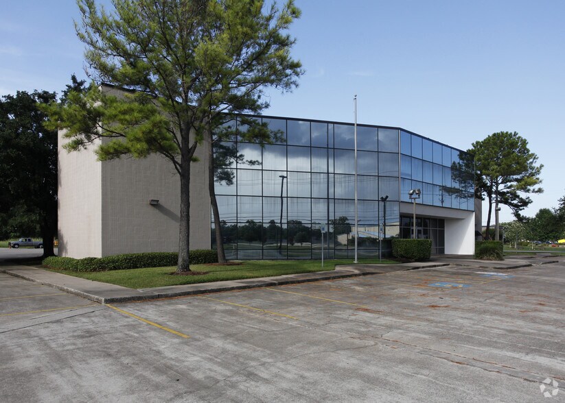 More Photos Of 722 Fairmont Pky, Pasadena Light Manufacturing For Lease