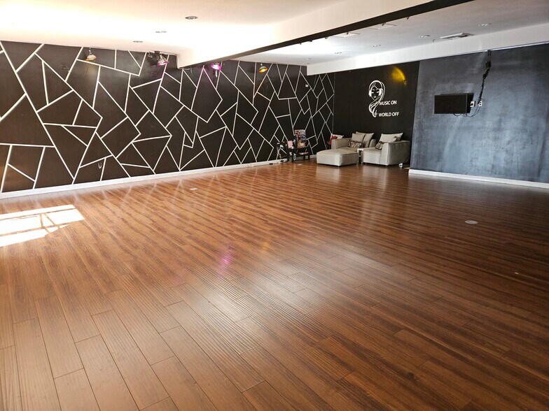 More Photos Of 3242-3278 Cahuenga Blvd W, Los Angeles Unknown For Lease