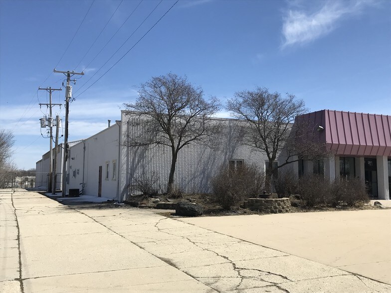 More Photos Of 9840 S 27th St, Oak Creek Showroom For Lease