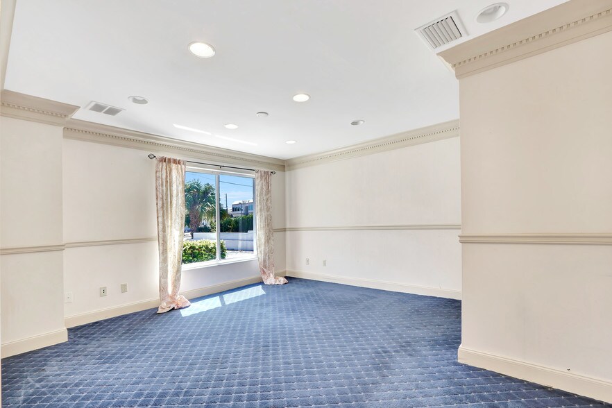 More Photos Of 117 SE Seminole St, Stuart Medical For Sale