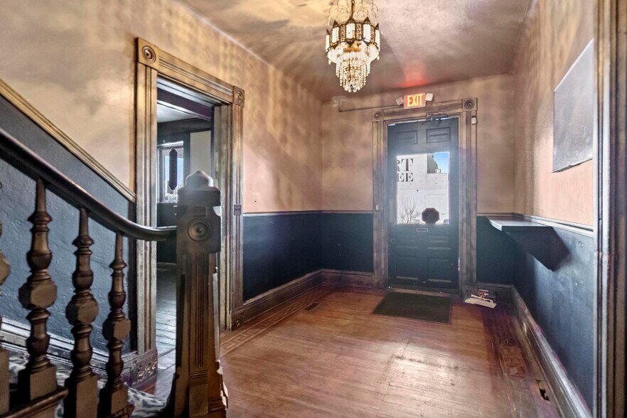 More Photos Of 24 E 3rd St, Newport Bar For Sale