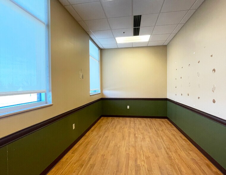 More Photos Of 624 Voris Jost Dr, Waterloo Medical For Lease