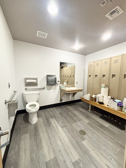 More Photos Of 1251 E McAndrews, Medford Restaurant For Lease