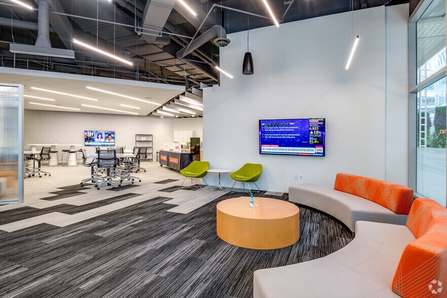 More Photos Of 330 E Kilbourn Ave, Milwaukee Office For Lease
