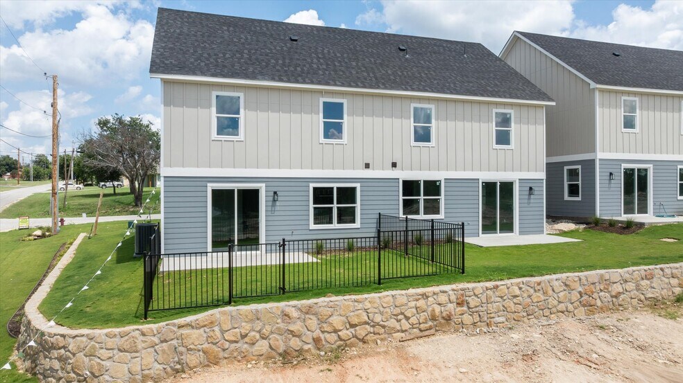 More Photos Of 710 N Sycamore St, Hico Apartments For Sale