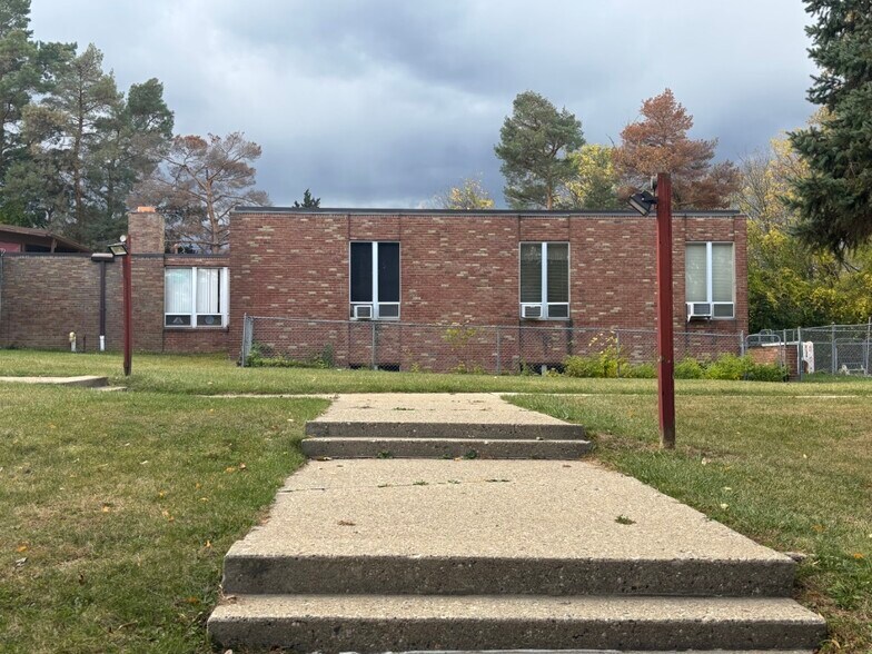 Primary Photo Of 4150 Pontiac Lake Rd, Waterford Religious Facility For Lease