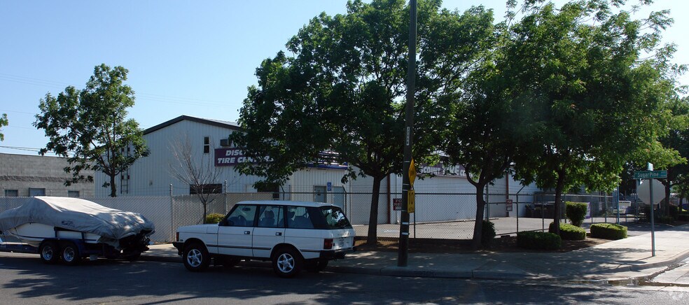More Photos Of 32 W Spruce Ave, Fresno Auto Repair For Lease