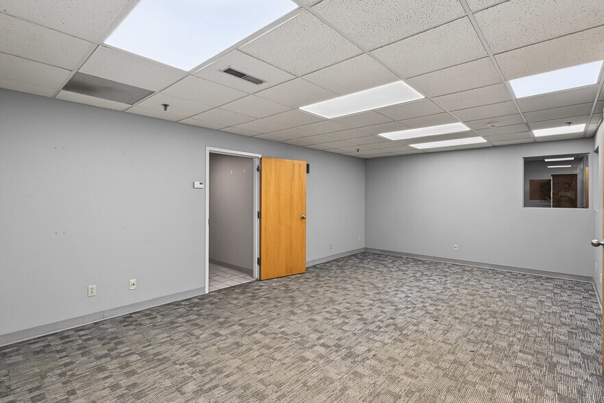 More Photos Of 2150 Milton ave, Des Moines Industrial For Sale