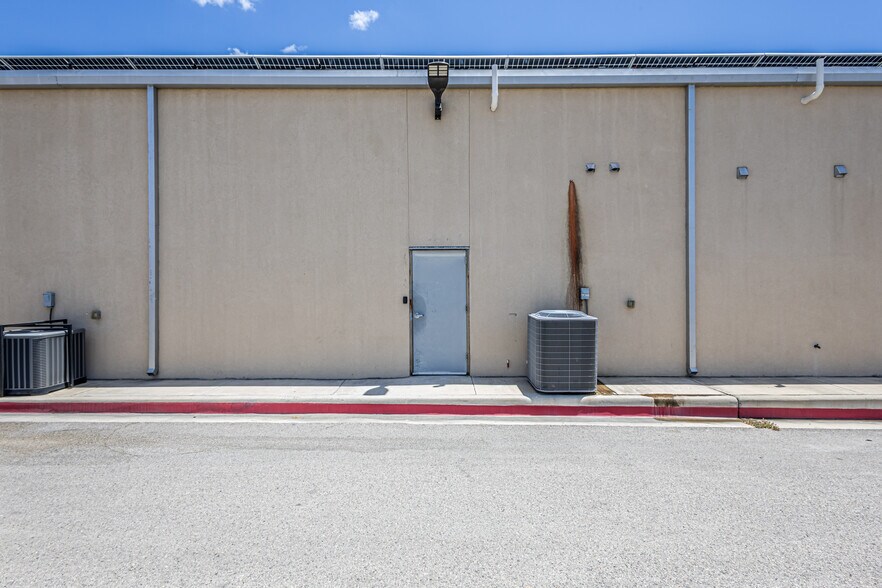 More Photos Of 302 Crossroads Loop, Laredo Office For Lease