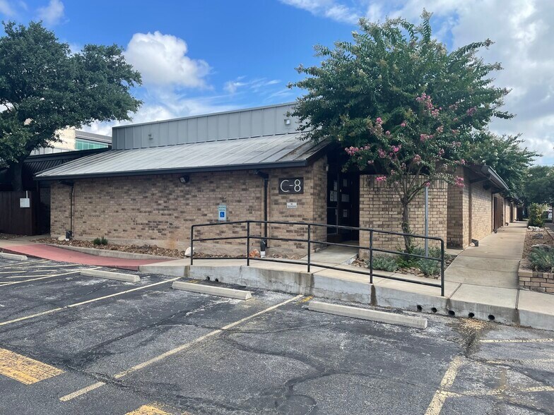 More Photos Of 711 W 38th St, Austin Unknown For Lease