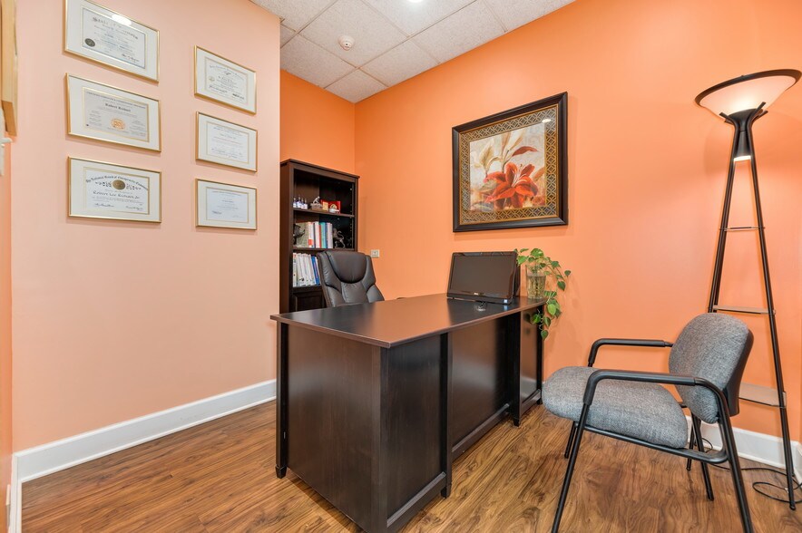 More Photos Of 900-908 Waukegan Rd, Glenview Medical For Lease